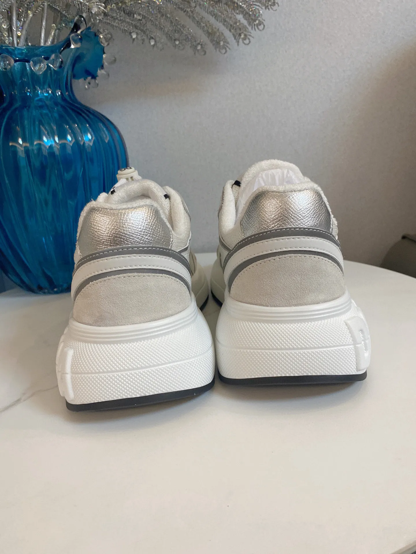 Men's men's shoes💰580 Dolce&Gabbana Dolce & Gabbana's latest popular D&G couple's dad shoes Airmaster series casual sports shoes original purchase development and production Airmaster shoes draw inspiration from Daymaster's iconic shape, while lightening the middle part of the sole to present a more sporty appearance. Nylon upper with contrasting suede and calfskin details. The tongue, heel and back sole are embellished with the DG logo, and the micro-injection logo rubber label is the icing on the cake. Exquisitely packaged at the delivery counter🛍📦 ▪️ Fabric: Original imported first-layer cowhide ▪️ Lining: Customized breathable towel lining ▪️ Sole: Original molded PU+TPU material ▪️ Bottom thickness: 5CM ▪️ Size: Women's 35-40/Men's 39-44 (45 46 customized)